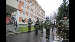 Капитан погранзаставы встречает супругу с ребёнком у роддома с оркестром.