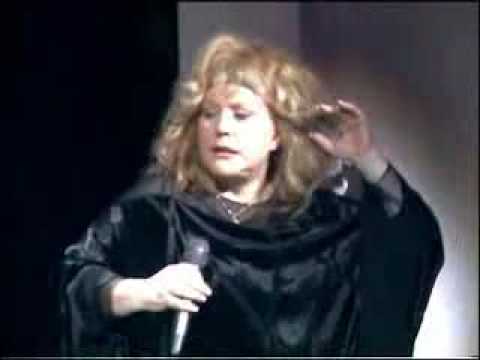 Пьяная Алла Пугачева ползает по сцене.