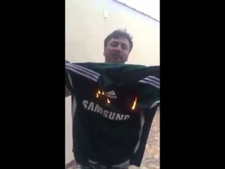 Palmeirense queima a camisa de Dudu