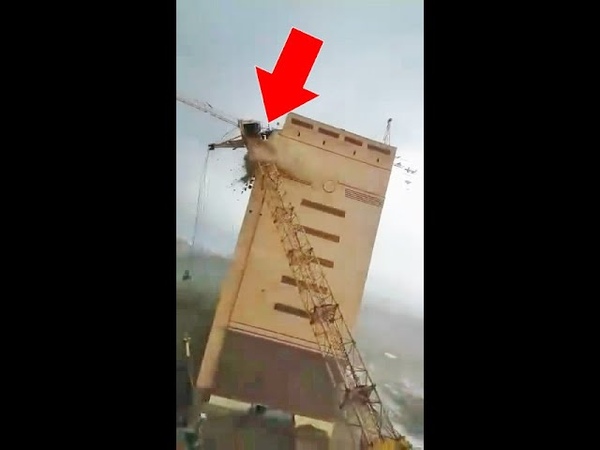 Два крана упали в Тюмени от ветра во время грозы (Есть мат,