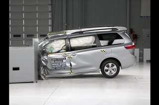 Краш-тест: Toyota Sienna 2015