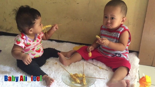 telur gulung buatan bunda bayi lucu dan balita lucu makan telur gulung